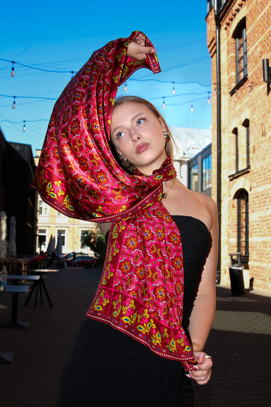 ZĪDA ŠALLES 70x180cm/ZĪDA LAKATI 138x138cm