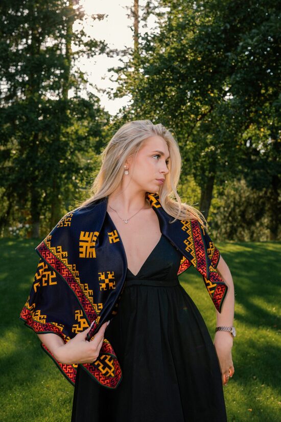 LATGALES ARHEOLOĢISKAIS LAKATS. 80x80cm_natural silk