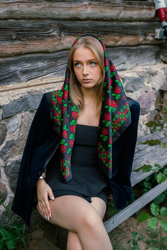KURZEMES ROŽU LAKATS. 80x80cm_natural silk